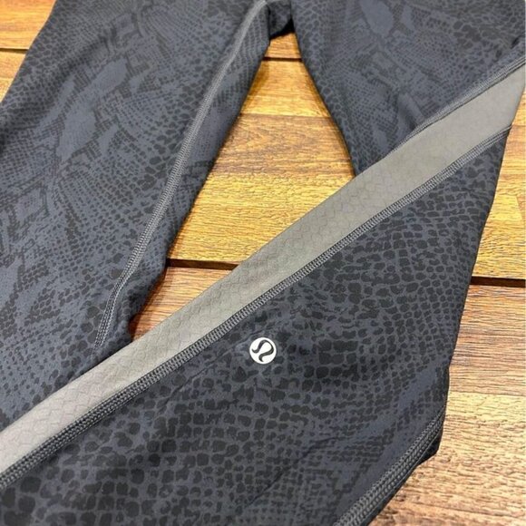 LULULEMON snakeskin pattern leggings. Size 6. Black and charcoal. Reflective. 3 - Picture 3 of 11